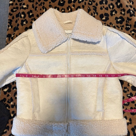 Abercrombie Sherpa CREAM
Cropped Vegan Suede Sherpa Jacket - Picture 10 of 11